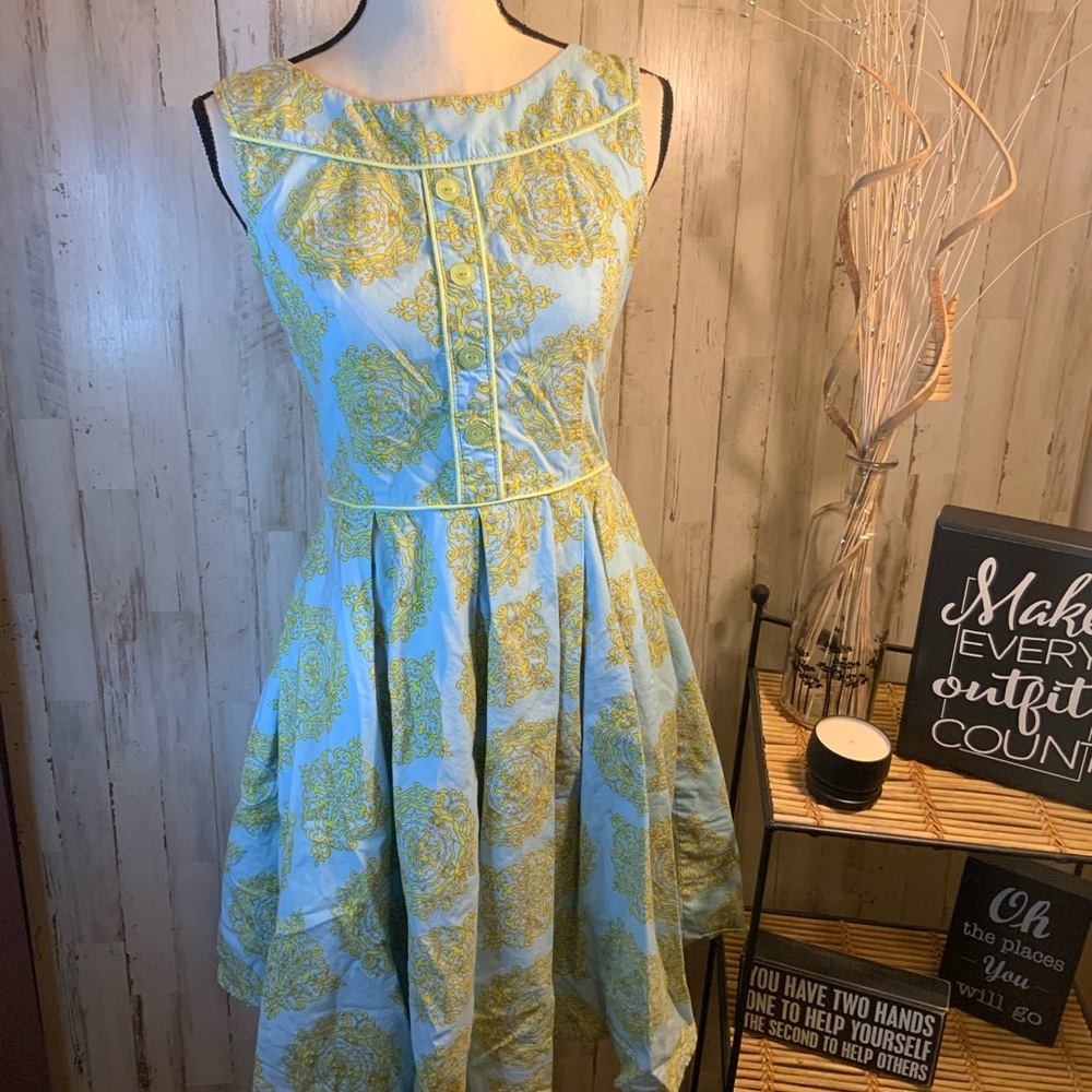 Filter sleeveless dress. Size Medium